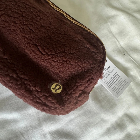 🆕🤎 Lululemon Everywhere Belt Bag Fleece Brown Earth Gold - Picture 3 of 7